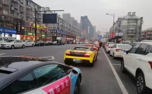 半岛晨报■步行街人山人海，一对年轻男女求婚求了一半被警方叫停并遭传唤！