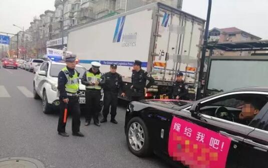 半岛晨报■步行街人山人海，一对年轻男女求婚求了一半被警方叫停并遭传唤！