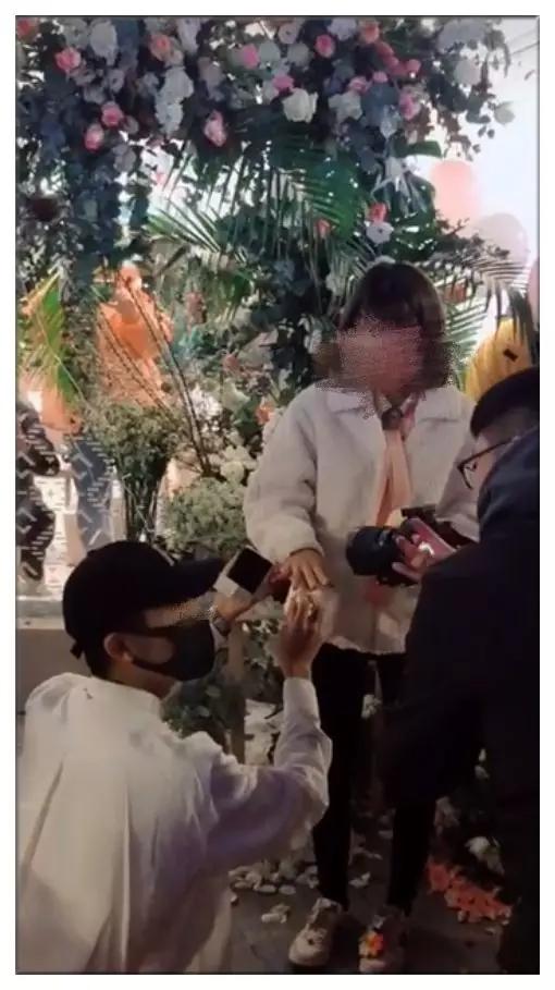 半岛晨报■步行街人山人海，一对年轻男女求婚求了一半被警方叫停并遭传唤！