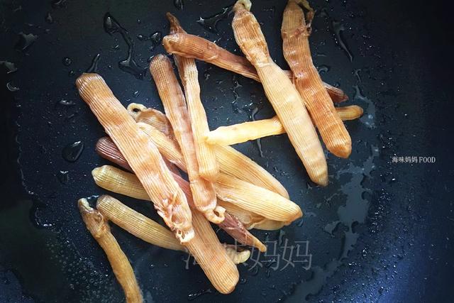 step     接下来,清洗干净锅,重新倒油热锅,放入洗干净的沙虫干,先