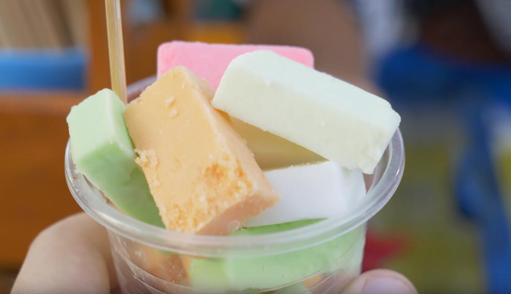 喜欢吃的那种三色雪糕,样子有点像,只不过它这是四色的而且还是冰淇淋