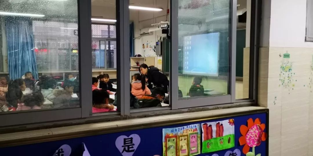 「中国教育报」4岁女孩教室门口“罚站”？！背后故事让人心疼｜精选