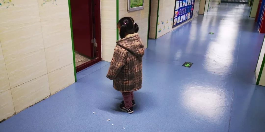 「中国教育报」4岁女孩教室门口“罚站”？！背后故事让人心疼｜精选