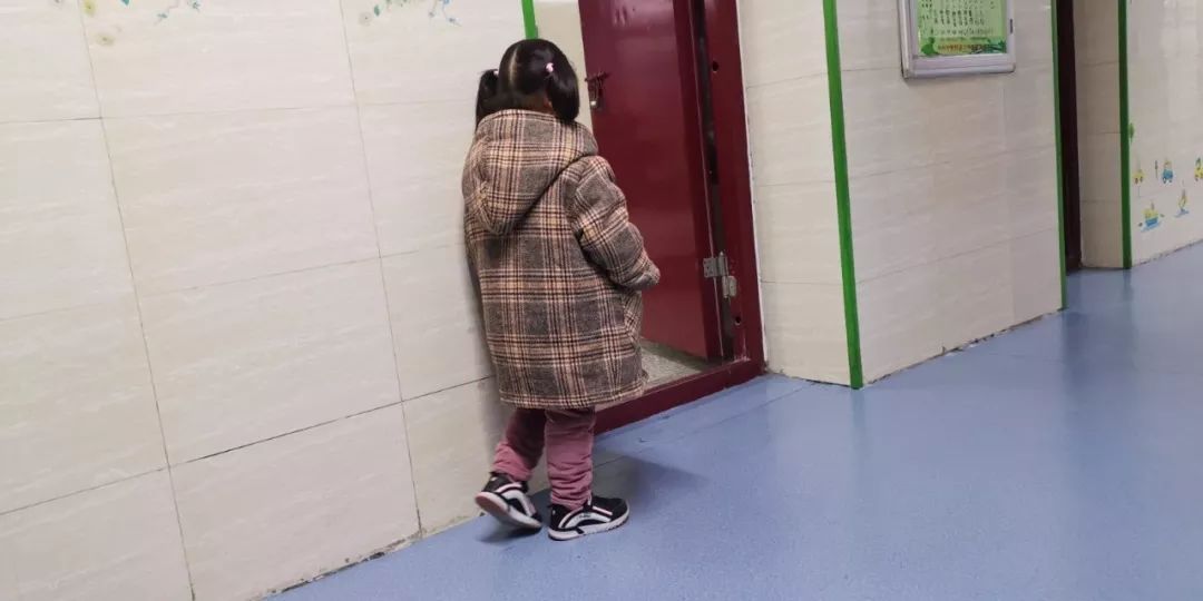 「中国教育报」4岁女孩教室门口“罚站”？！背后故事让人心疼｜精选