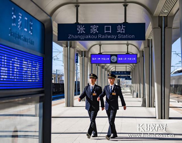 「长城网」京张高铁明天开通 158名乘务人员已集结完毕