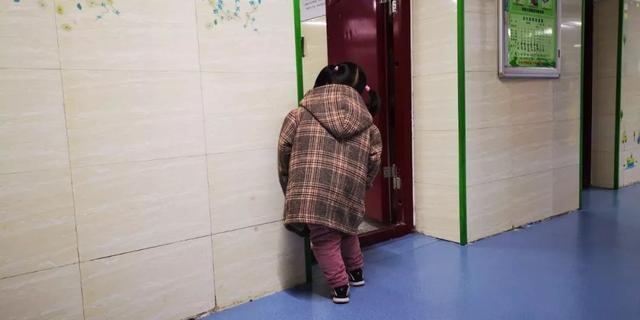 红星新闻@4岁女孩教室门口“罚站”？这也是一场爱的教育