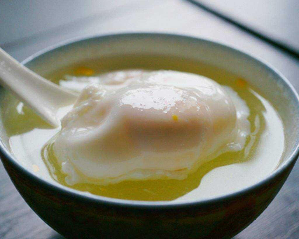 水煮荷包蛋为什么出现蛋散和白泡泡大厨开水不可以将鸡蛋下锅