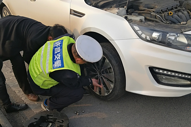 许昌高速交警帮忙换轮胎 排忧解难暖人心