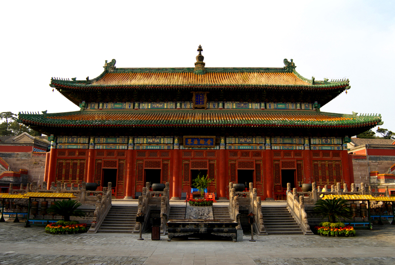 大雄宝殿是整座寺院的核心建筑,也是僧众朝暮集中修持的地方.