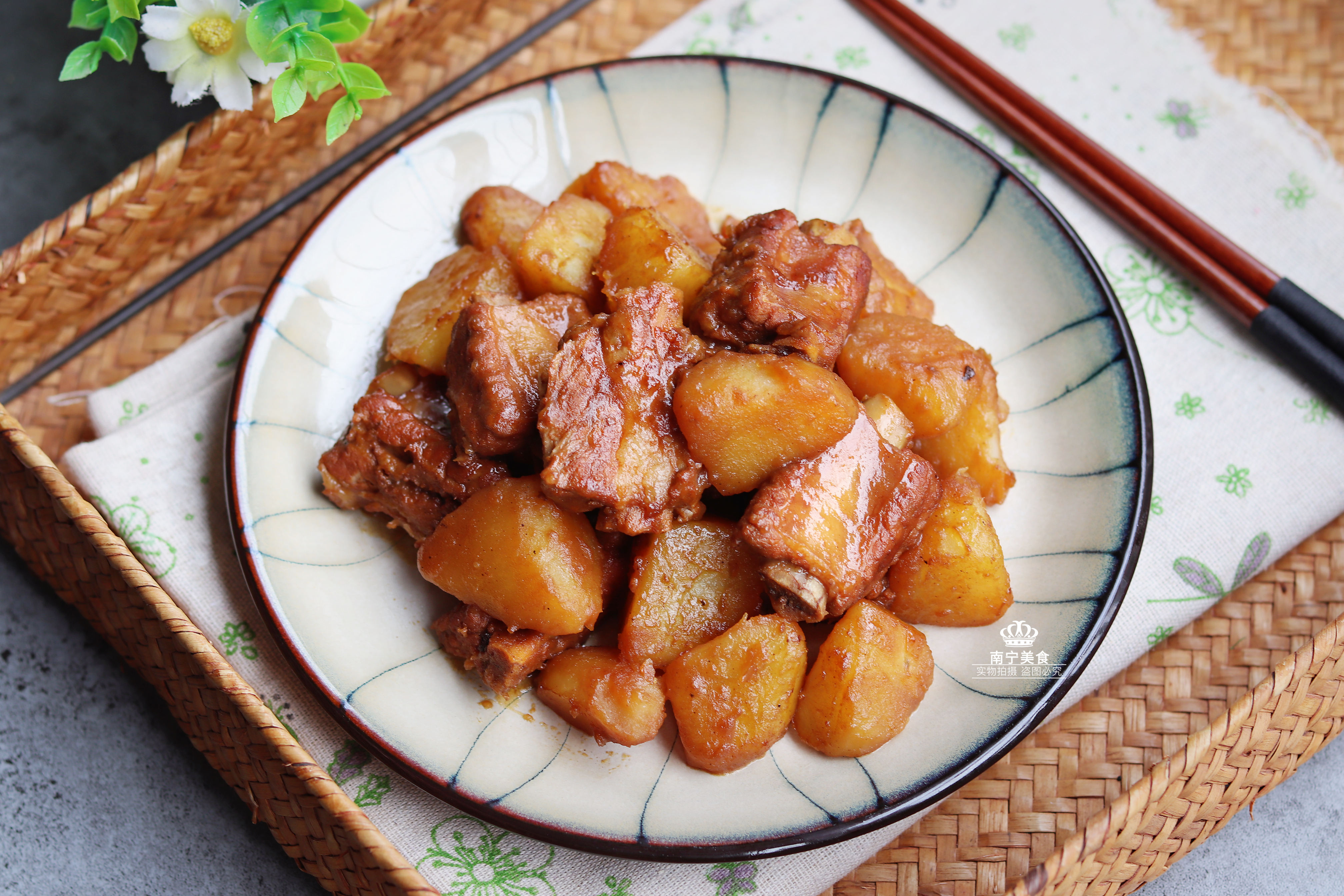 土豆烧排骨时,直接下锅烧是不对的,难怪你烧出来的土豆都烂掉了