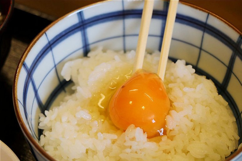 生鸡蛋拌饭故而这"生鸡蛋拌饭"可以说是日本人的拌饭"杀手锏",一拿