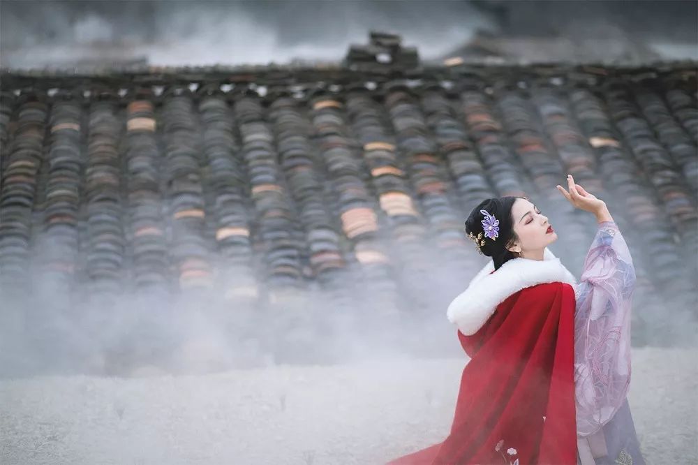 深山藏古寺白雪映红墙深山古寺一词本就充满禅意若是再遇上白雪便能如