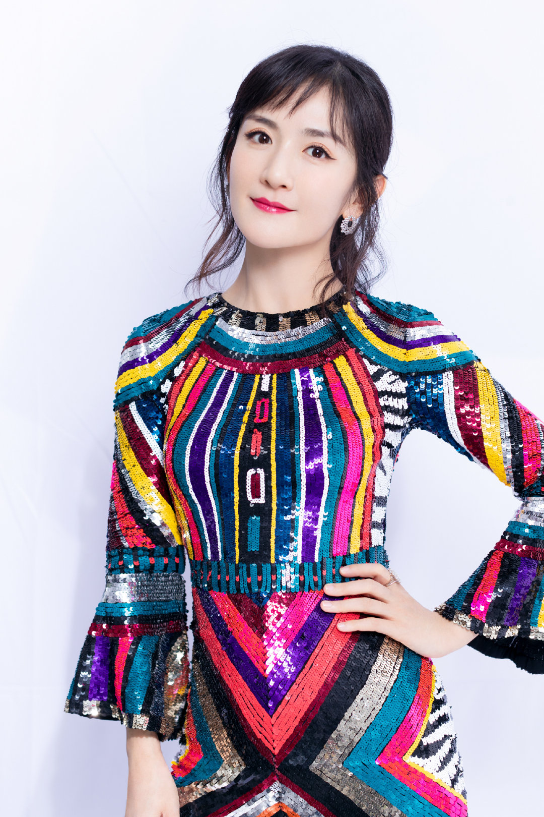 谢娜穿着具有民族风的彩裙登上我要上春晚的舞台