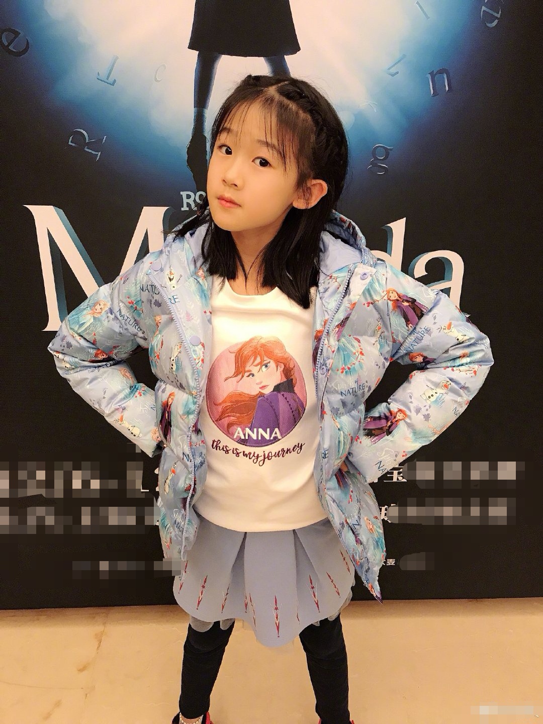 陆毅二女儿长大了穿卫衣短裙秀大长腿与贝儿简直神复刻