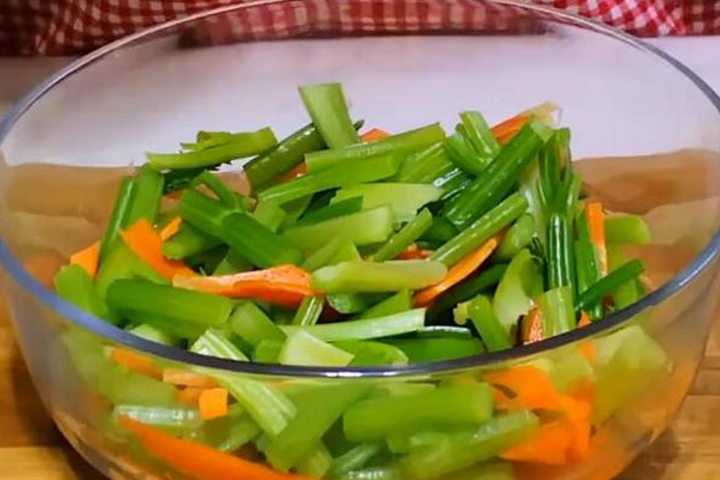 腌芹菜时千万不要加盐腌牢记1个技巧清脆又解腻特好吃