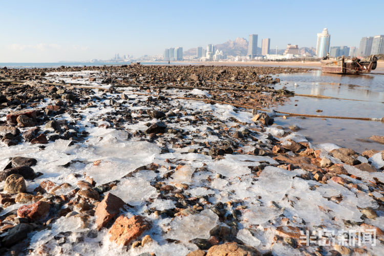 半岛都市报■-6℃！石老人海水浴场结冰了！