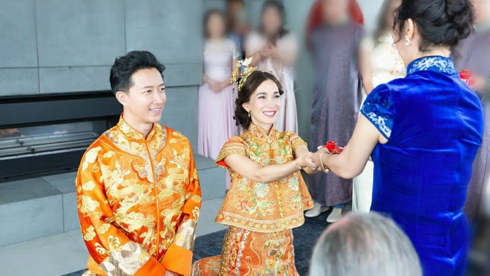 婚礼现场韩庚身穿金黄色唐装接亲,而伴郎则是统一灰色长袍,新娘卢靖姗