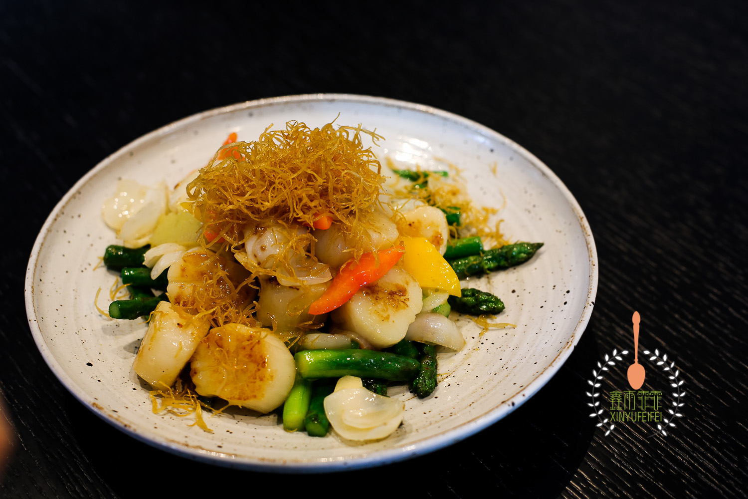 的富贵庆丰年,是芦笋百合炒带子,寓意浓厚的八福齐道贺是精美八小碟