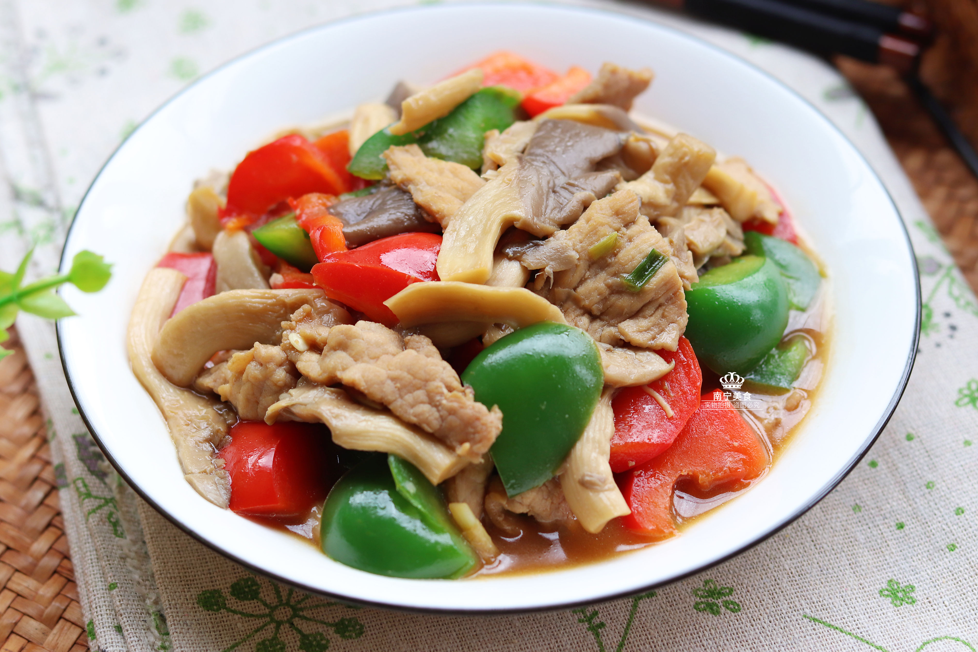 平菇直接下锅炒会把整道菜给毁了多做这一步没有异味还更入味