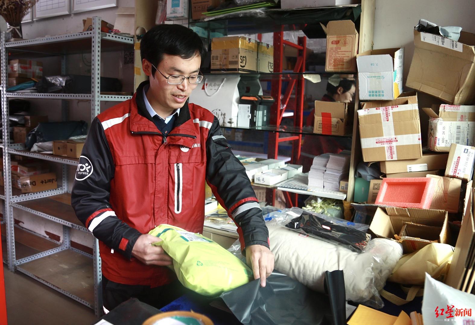 写出快递之歌改过近50首歌成都快递小哥被称圆通周杰伦