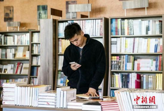 「经济日报」你会看纸质书吗？日本纸质书市场或连续15年衰退