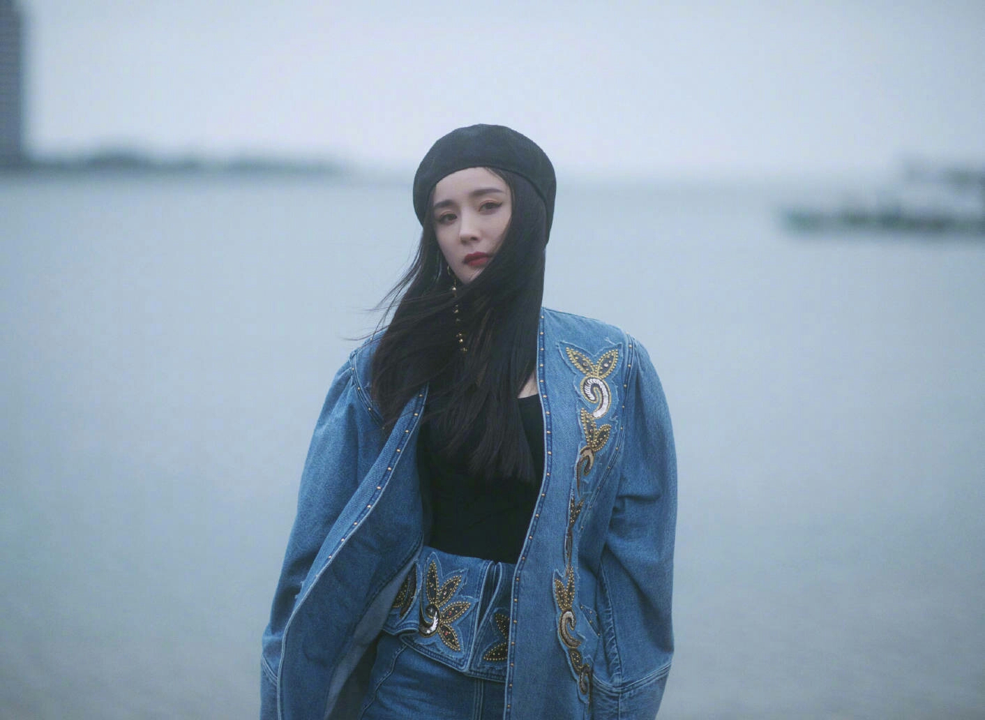 杨幂就是穿牛仔套,戴贝雷帽去参加湖南卫视跨年演唱会的