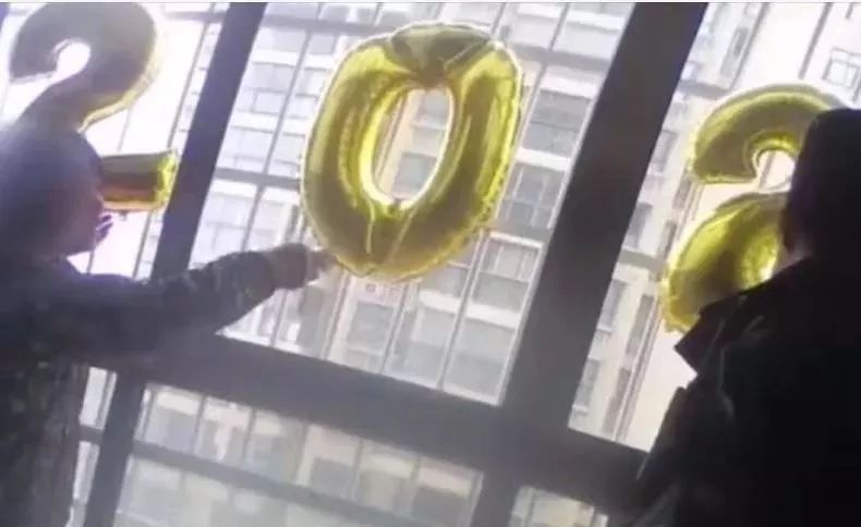 中国经济网■窗口现SOS求救气球？！结局猝不及防……