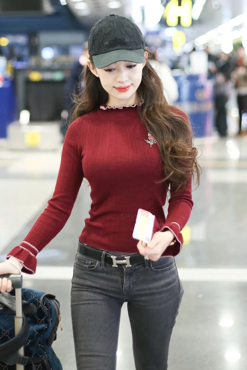 郎朗25岁妻子太有料紧身上衣搭牛仔裤好身材暴露无遗