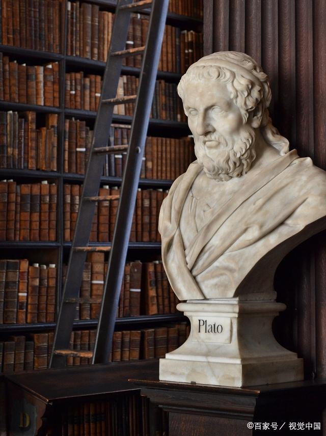 回到雅典后,柏拉图在城郊一个树林中创办了"柏拉图学园",并在门口挂了
