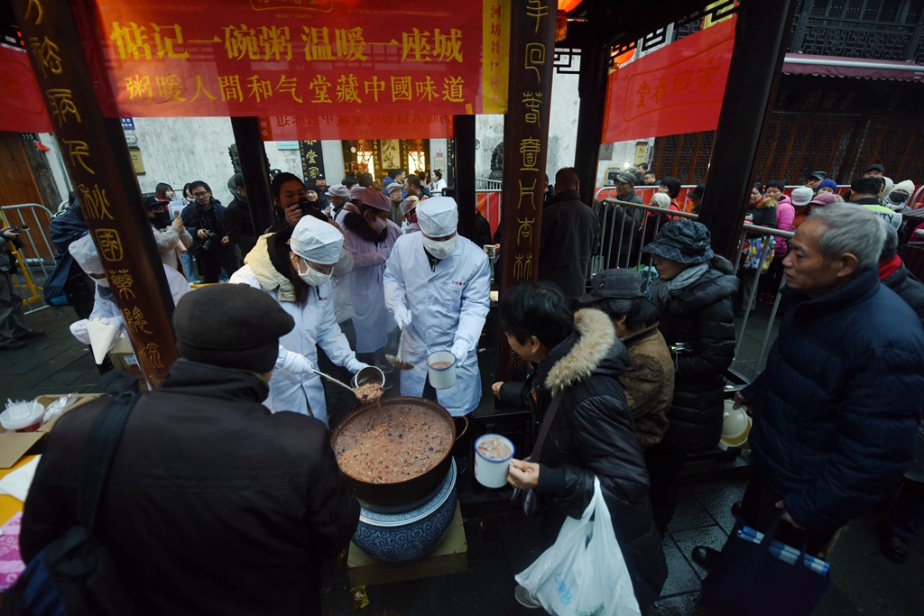 历史街区的中药老字号沿袭传统习俗,在店门口的杏林亭里摆开施粥摊