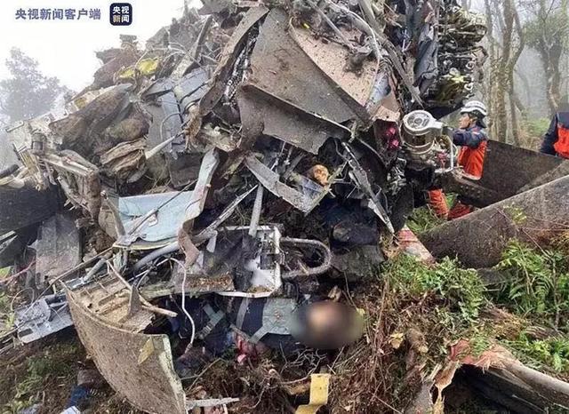 黑鹰直升机坠毁现场。图源:央视