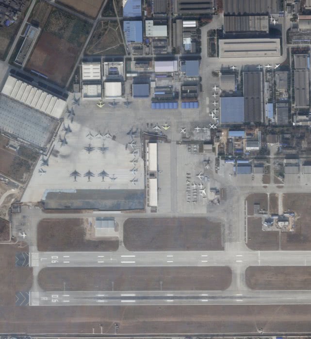 机场上的y-20机群