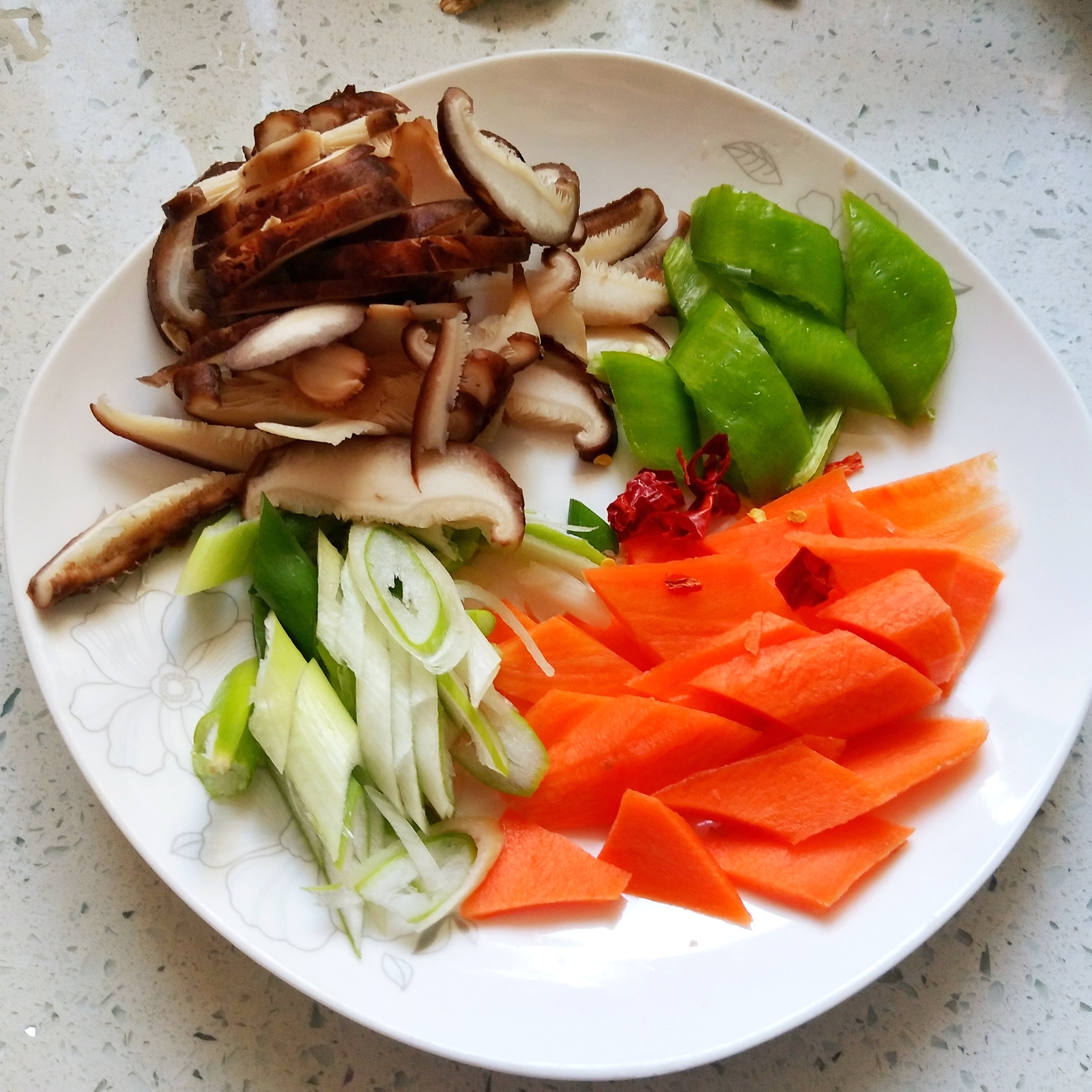 将切好的菜装盘备用