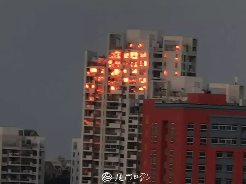 【厦门日报】厦门一高楼“火光冲天”，烧了好几层？！夕阳：我惹的祸……