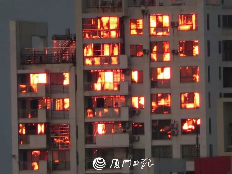 【厦门日报】厦门一高楼“火光冲天”，烧了好几层？！夕阳：我惹的祸……