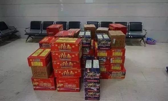 男子从廊坊购买烟花运到北京卖,拘!