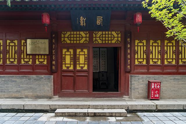 这时有河南书生张珙赴长安赶考路过河中府,顺便探望好友白马将军.