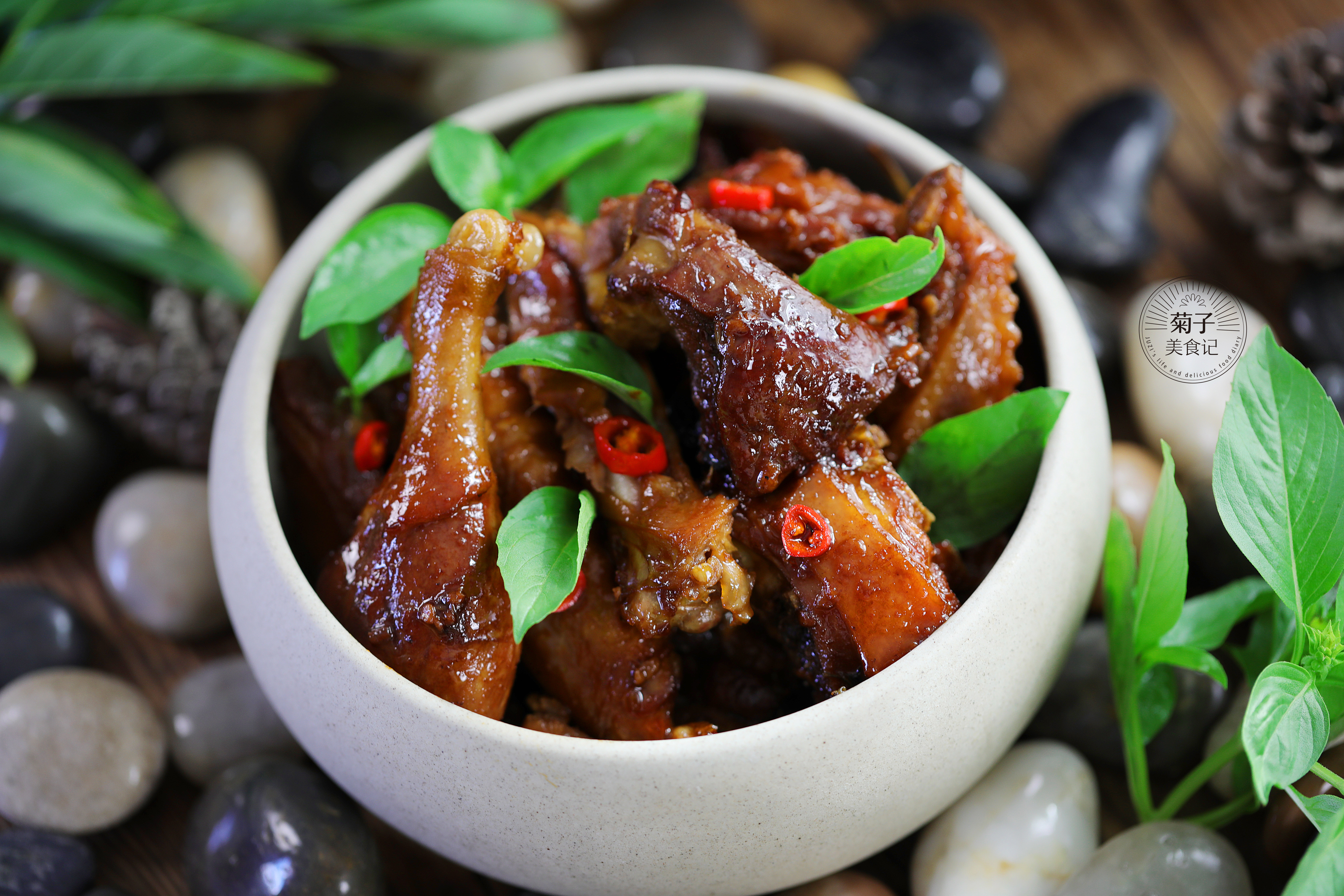 三杯鸭第二步:锅里放入少许油,把鸡翅下锅煎至两面微黄,放入可乐大火