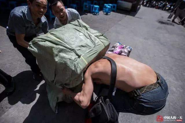 半岛晨报@这张父子照曾火遍全国，如今他们的故事比照片更动人