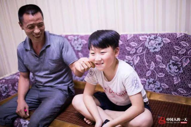 半岛晨报@这张父子照曾火遍全国，如今他们的故事比照片更动人