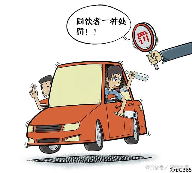 福建泉州酒醉女子后备箱躲查酒驾放狠话有本事动我一下