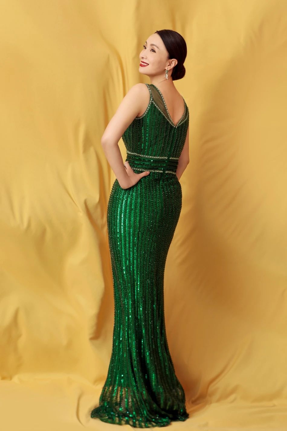 48岁陶虹美得很高调穿绿色修身长礼服犹如古典气质少女