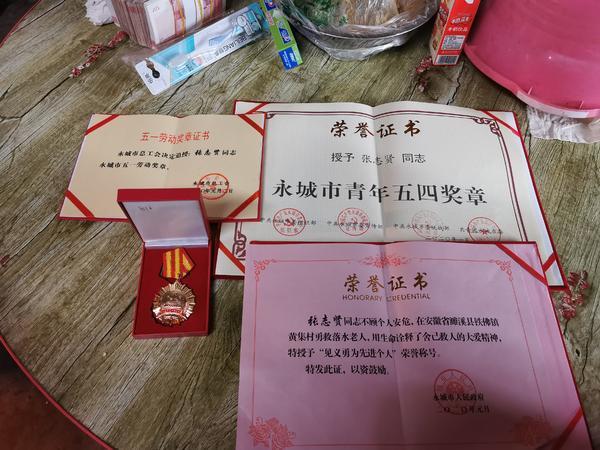 大河客户端■河南“00后”小伙跳进冰冷河水中救人 却再也没有醒来