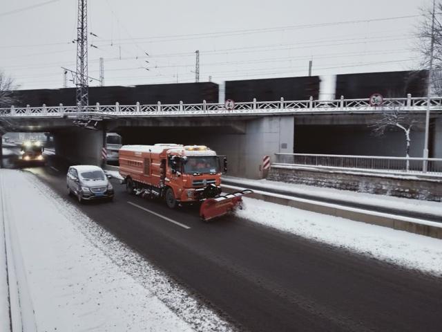 #生活报#2020第一场雪，北京市郊公路昼夜除雪2500余公里