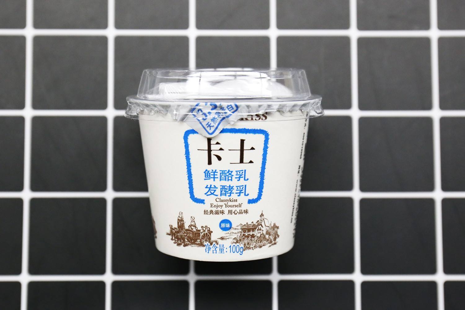 而另一种就是风味酸奶了,原味酸奶是由生牛乳,生羊乳或者乳粉为原料