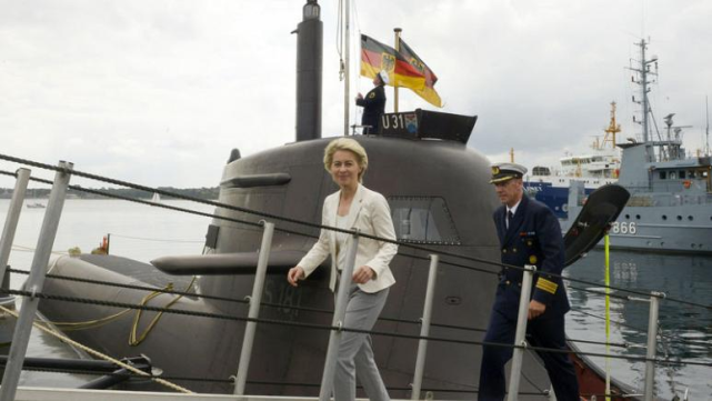 乌尔苏拉视察德国海军U31潜艇