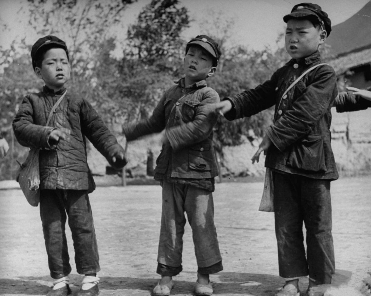 1947年陕西临潼的世间百态图三结婚照的新娘年纪看起来真的很小