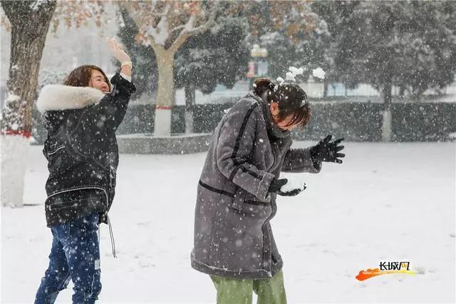 「环球时报」2020年的第一场雪，来了！
