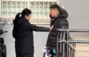 「荆楚网」男子给父母偷买年货，妻子当场发飙！事实太扎心……