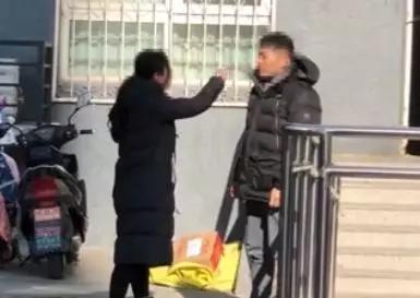 「荆楚网」男子给父母偷买年货，妻子当场发飙！事实太扎心……
